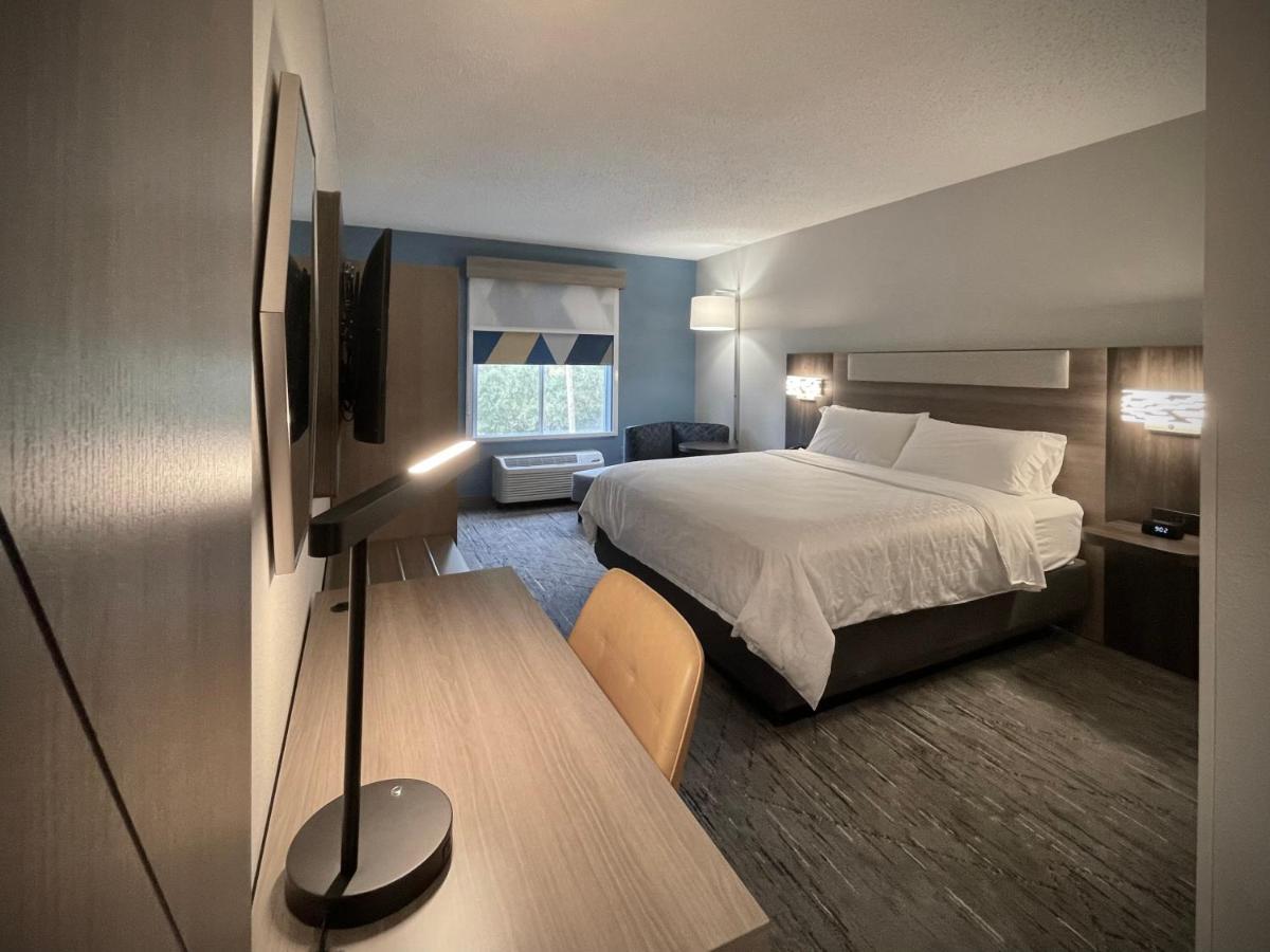 Holiday Inn Express And Suites Tampa I-75 At Bruce B. Downs By Ihg Exterior photo