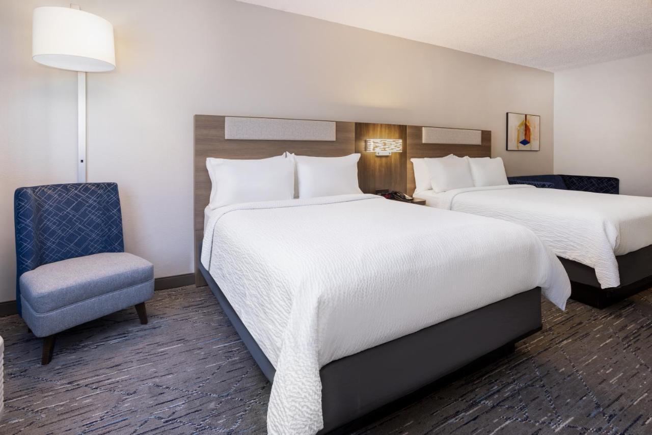 Holiday Inn Express And Suites Tampa I-75 At Bruce B. Downs By Ihg Exterior photo