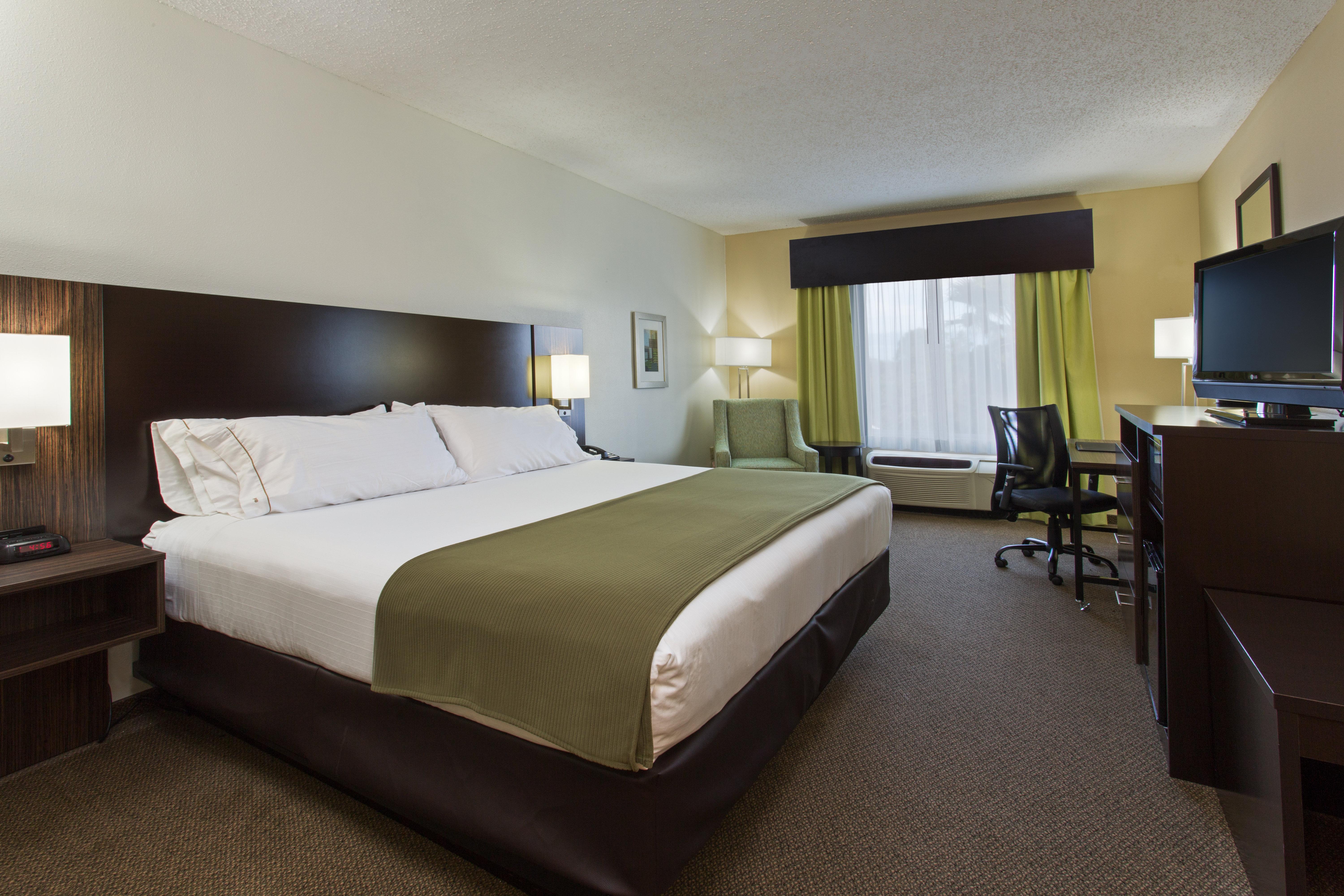 Holiday Inn Express And Suites Tampa I-75 At Bruce B. Downs By Ihg Exterior photo